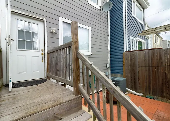 The Gray House By Gallaudet 4 Bedroom 3 Ba