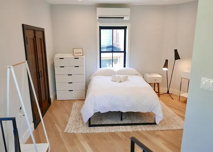 The Chic Carriage House In Shaw Sleeps 2