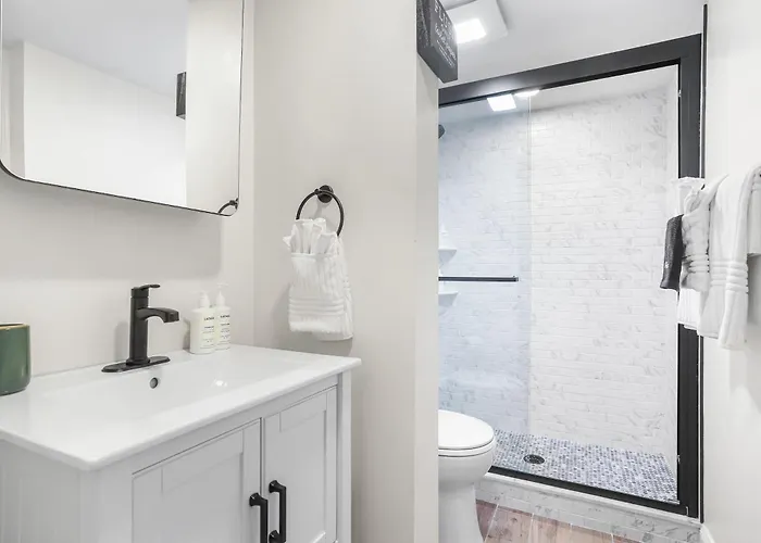 Sojourn Charming Lower Level Studio - Capitol Hill